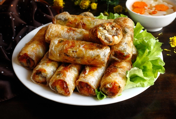 Spring rolls and shrimp rolls are on the list of the best Vietnamese snacks